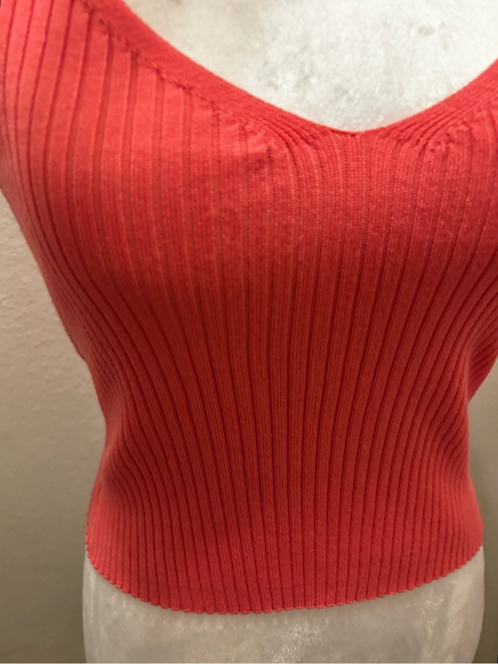 Cropped Pink Ribbed V-Neck Tank Top - Picture 4 of 7